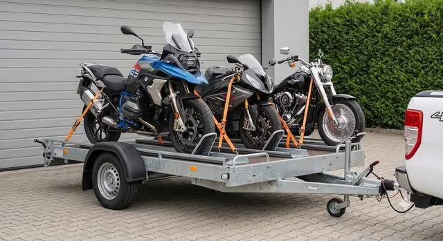 Motorradanhänger beladen mit Motorrädern
